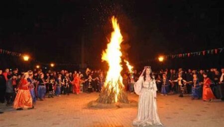 Geceleri Ateş Etrafında Oturmanın Büyüsü
