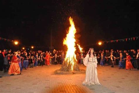 Geceleri Ateş Etrafında Oturmanın Büyüsü