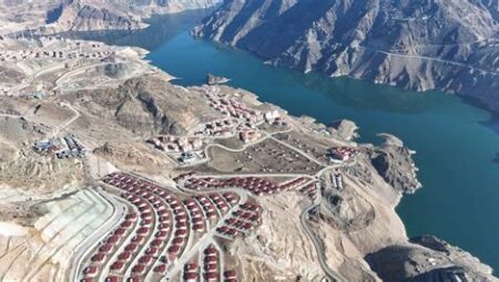 Göl Manzaralı Çalışma Alanı