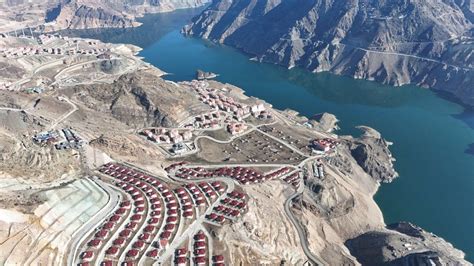 Göl Manzaralı Çalışma Alanı